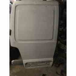 puerta trasera izquierda...