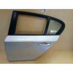 Puerta trasera izquierda...