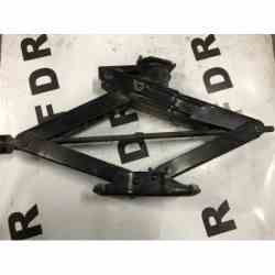 Gato con llave de rueda...